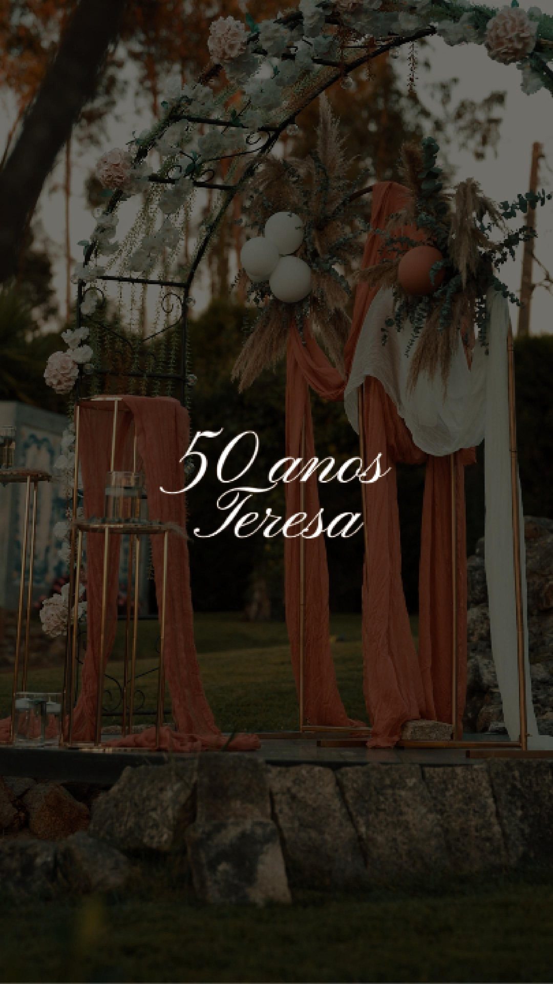 Capa do filme: o arco de flores com o título 50 anos Teresa